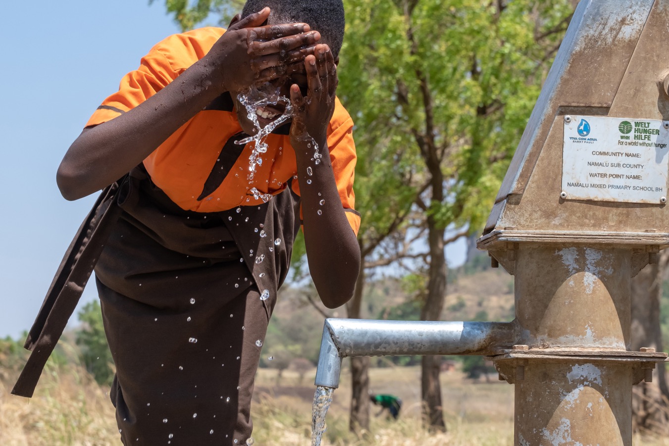 Mann wäscht sein Gesicht in Uganda
